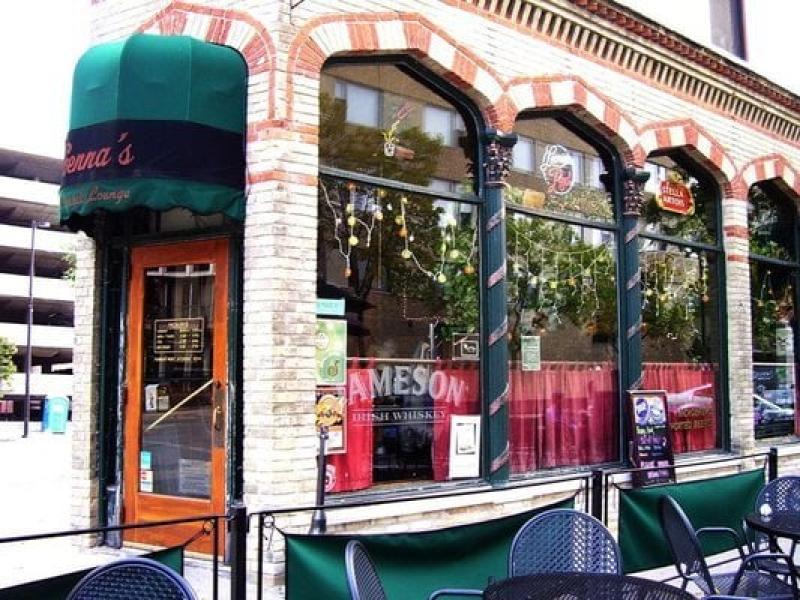 Genna’s Cocktail Lounge